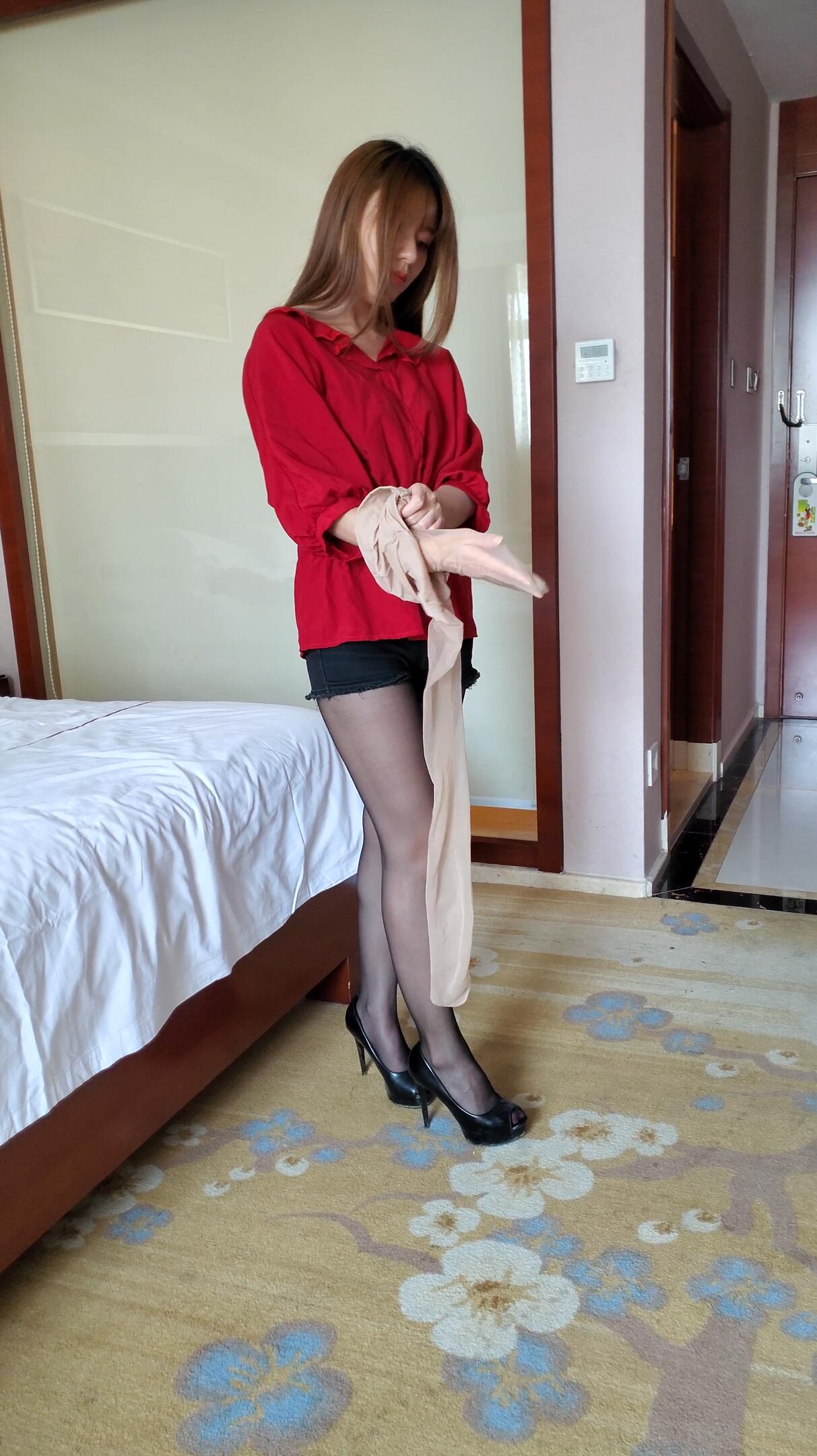 红衣 黑丝