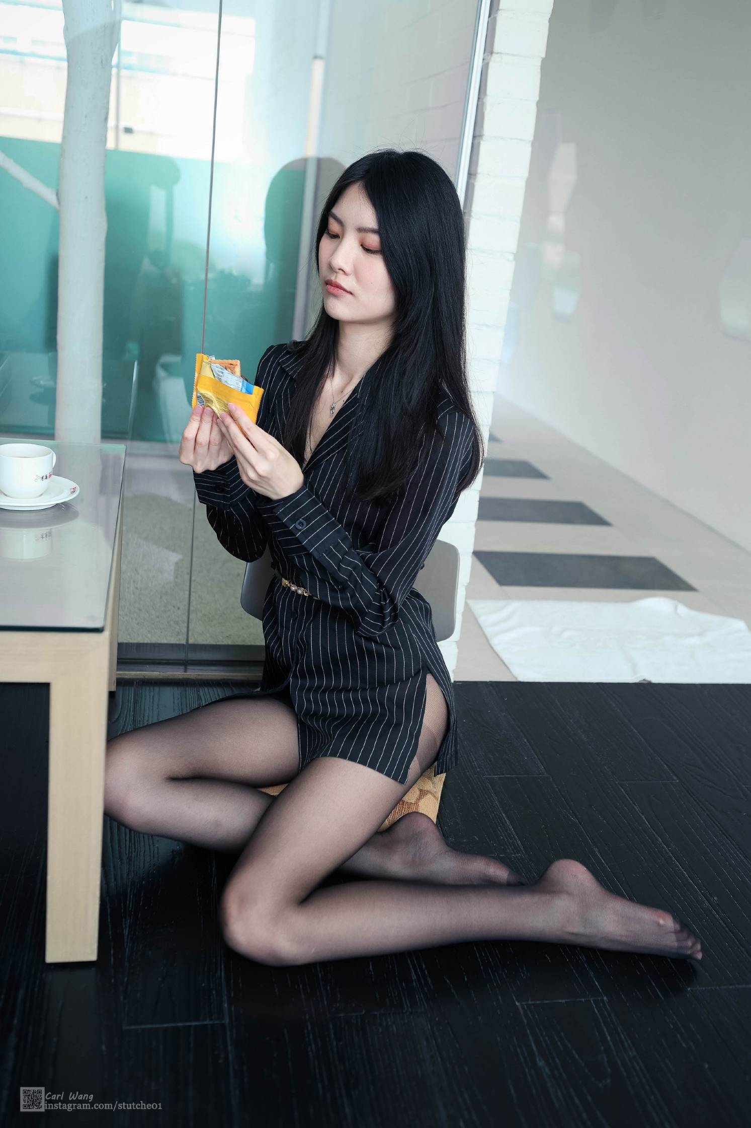 腿模 Yvonne林宜萱 衬衫搭配黑丝玩水私拍