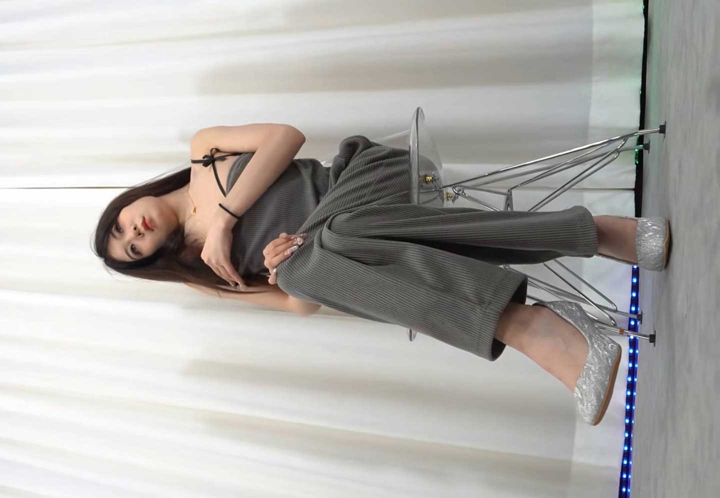 高冷美女脱衣到全裸，板凳顶BB脱衣舞